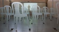 Foto: Jorge Sánchez Di Bello, Der leere Stuhl - La silla vacía / Cacerolazo, Installation / Video, 30 Glasscheiben 115cm x 80cm x 0,06 cm, Sandgestrahlt und Stahlständer / 1920 x 1080, 10:51 min, Color HD Stereo, 2020 - 2021.